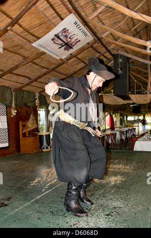 L'ARGENTINE, Buenos Aires, l'Estancia Santa Susana. Danseur traditionnel Gaucho dans une tenue typique. Banque D'Images