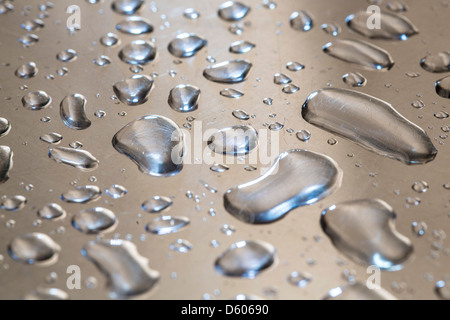 Gouttes d'eau sur une surface métallique. Banque D'Images