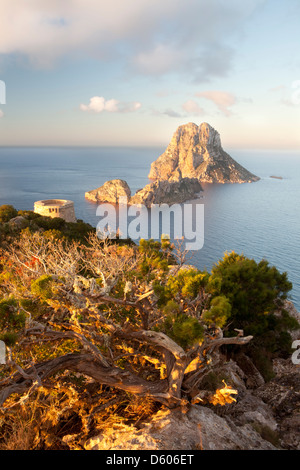Es Vedrà et es Vedranell islots de Torre des Savinar, Sant Josep de sa Talaia, Ibiza, Illes Balears, Espagne Banque D'Images