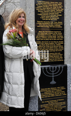 Président de la Commission des États-Unis pour la préservation de l'étranger American Heritage Foundation Joan Ellyn Silber est perçue lors de l'inauguration du monument Justes parmi les nations et les victimes d'holocauste dans Trsice, République tchèque, le 10 mars 2013. Autres pierre commémorative a été dévoilée l'année dernière. Il était près de la forêt qui se cache une famille juive Loup en 1942-1945. L'histoire de cette famille est devenu célèbre dans le monde entier grâce Journal d'Otto Wolf, assimilé à la journal d'Anne Frank. (CTK Photo/Ludek Perina) Banque D'Images