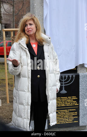 Président de la Commission des États-Unis pour la préservation de l'étranger American Heritage Foundation Joan Ellyn Silber est perçue lors de l'inauguration du monument Justes parmi les nations et les victimes d'holocauste dans Trsice, République tchèque, le 10 mars 2013. Autres pierre commémorative a été dévoilée l'année dernière. Il était près de la forêt qui se cache une famille juive Loup en 1942-1945. L'histoire de cette famille est devenu célèbre dans le monde entier grâce Journal d'Otto Wolf, assimilé à la journal d'Anne Frank. (CTK Photo/Ludek Perina) Banque D'Images