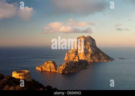 Es Vedrà et es Vedranell islots de Torre des Savinar, Sant Josep de sa Talaia, Ibiza, Illes Balears, Espagne Banque D'Images