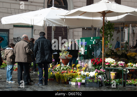 ROME, ITALIE. Une fleur stand au marché sur le Campo de' Fiori dans le centre historique de la ville. L'année 2013. Banque D'Images