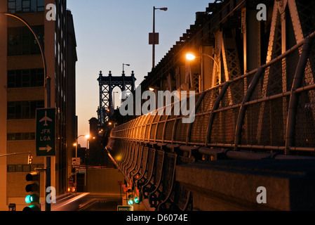 Pont de Manhattan, vue à l'aube de Brooklyn, New York, États-Unis d'Amérique - image prise à partir de la masse du public Banque D'Images