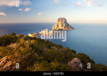 Es Vedrà et es Vedranell islots de Torre des Savinar, Sant Josep de sa Talaia, Ibiza, Illes Balears, Espagne Banque D'Images