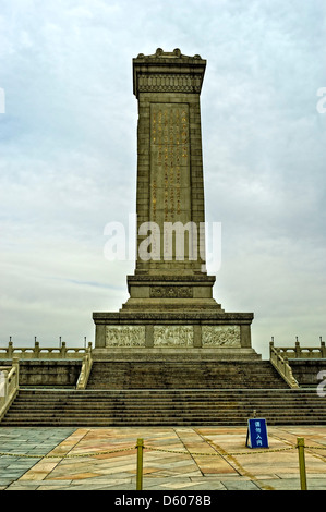 Le monument en granit et en marbre des héros du peuple, inscrit à l'épigraphe doré de Mao Zedong, place Tiananmen, Pékin Banque D'Images