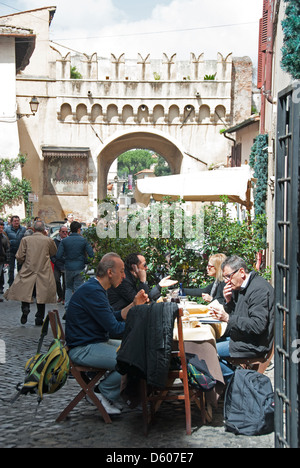 ROME, ITALIE. Les repas en plein air dans le quartier de Trastevere de la ville. L'année 2013. Banque D'Images