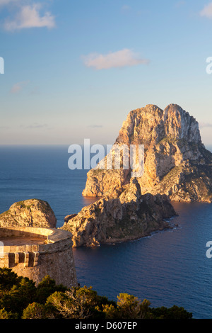 Es Vedrà et es Vedranell islots de Torre des Savinar, Sant Josep de sa Talaia, Ibiza, Illes Balears, Espagne Banque D'Images
