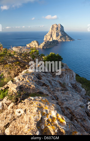 Es Vedrà et es Vedranell islots de Torre des Savinar, Sant Josep de sa Talaia, Ibiza, Illes Balears, Espagne Banque D'Images