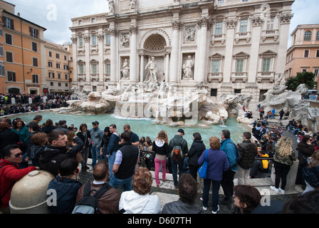 ROME, ITALIE. Foules touristiques à la Fontaine de Trevi. L'année 2013. Banque D'Images