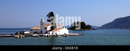 Le monastère de Panagia Vlahernon sur Vlachernes Island (Île de la souris) au large de la péninsule de Kanoni, île de Corfou, Grèce Banque D'Images