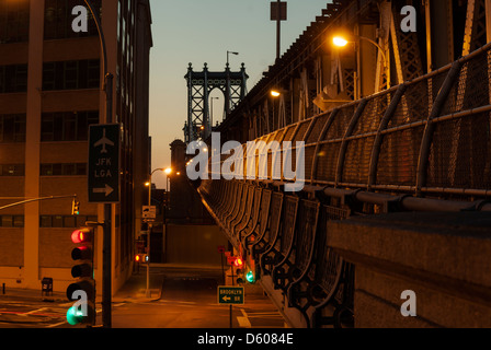 Pont de Manhattan, vue à l'aube de Brooklyn, New York, États-Unis d'Amérique - image prise à partir de la masse du public Banque D'Images