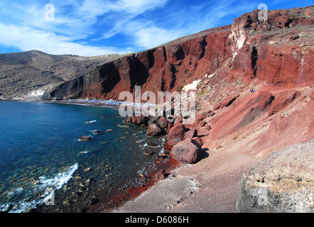 Plage Rouge est l'une des plus belles et célèbres plages de Santorin. Noir et rouge galets volcaniques et l'eau chaude. Grèce Banque D'Images