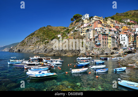 La Ville de Riomaggiore si une petite ville de pêcheurs, dans la région des Cinque Terre de l'Italie Banque D'Images