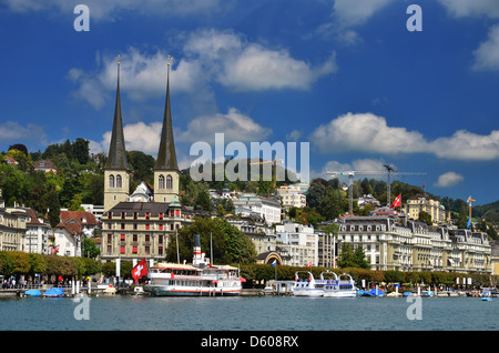 Plus grande ville de la Suisse centrale, Lucerne Lucerne (en français) se trouve sur la rive ouest du lac du même nom. Banque D'Images