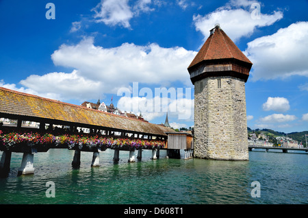 Une vue sur le célèbre Pont de la chapelle en bois de Lucerne en Suisse, avec la tour en premier plan Banque D'Images