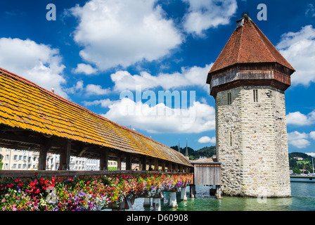 Une vue sur le célèbre Pont de la chapelle en bois de Lucerne, Lucerne en Suisse, avec la tour en premier plan Banque D'Images