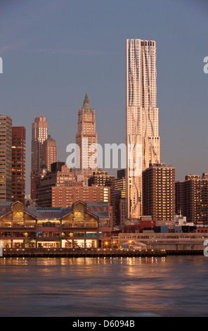 WOOLWORTH BUILDING ET GEHRY TOWER Centre-ville de Manhattan, NEW YORK CITY USA Banque D'Images