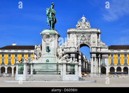 Praça do Comercio (Place du Commerce) est situé près de la rivière du Tage à Lisbonne, Portugal. Au centre se trouve la statue de Jose I. Banque D'Images