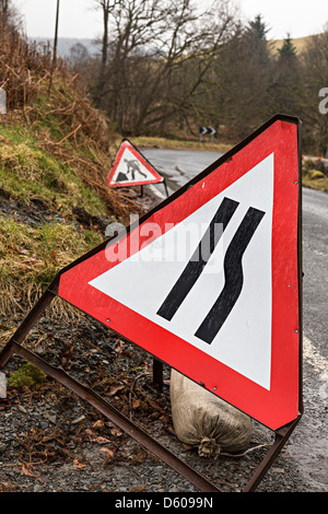 La signalisation routière pour la route Narrows et de travaux routiers près de bend, Pays de Galles, Royaume-Uni Banque D'Images