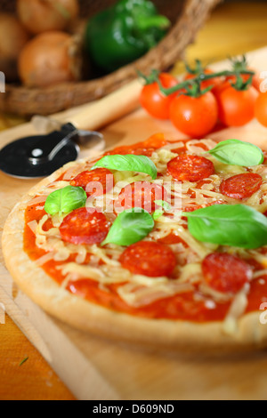 Mozerella pepperoni basilic frais tomate et fromage pizza Banque D'Images