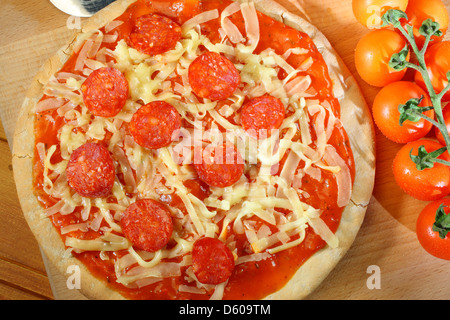 Mozerella et Tomato Pizza Pepperoni Banque D'Images