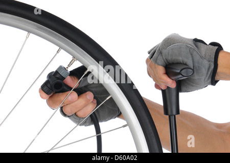 Libre de mains les cyclistes de l'installation d'un pompe à la tige de son tube intérieur, format horizontal sur un fond blanc. Banque D'Images