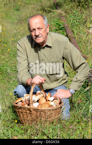 L'homme avec panier de champignons Banque D'Images