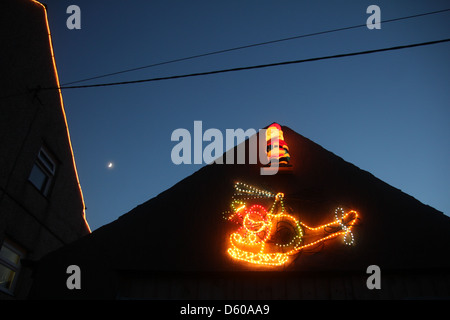 Hélicoptère père Noël lumières clignotantes toit de maison au Pays de Galles grande-bretagne uk Banque D'Images