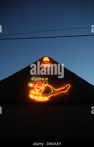Hélicoptère père Noël lumières clignotantes toit de maison au Pays de Galles grande-bretagne uk Banque D'Images