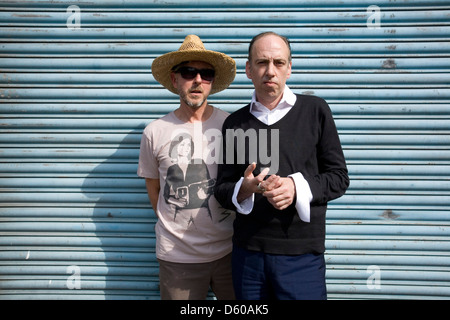 Le carbone/Silicium, English duo musical composé de Mick Jones et Tony James photographié à Acton, Londres, Angleterre, Royaume-Uni Banque D'Images