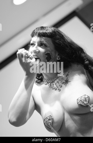 Artiste Burlesque Anna Fur Laxis comme un zombie à un Dr Sketchy classe de dessin Banque D'Images