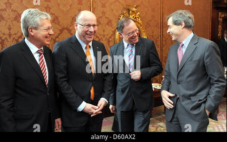 IBremen, Allemagne. 10 avril 2013. Président du Sénat de Brême (L-R), Jens Boehrnsen, président de la chambre de commerce de Brême, Christoph Weiss, gouverneur de Basse-saxe Stephan Weil et président de l'association entrepreneurs Nordmetall, Ingo Kramer, réunira à l'hôtel de ville de Brême. Photo : Ingo Wagner/DPA/Alamy Live News Banque D'Images