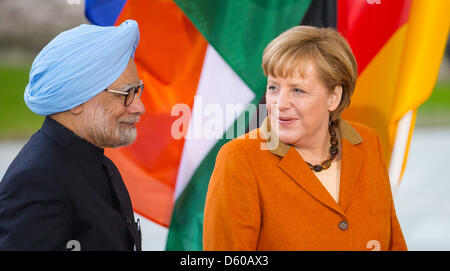 Berlin, Allemagne. 10 avril 2013. La chancelière allemande, Angela Merkel (CDU) se félicite le Premier Ministre indien Manmohan Singh, en face de la chancellerie fédérale à Berlin. Les gouvernements de l'Allemagne et l'Inde se réunir pendant deux jours de consultations du gouvernement dans Berlin. Photo : HANNIBAL/DPA/Alamy Live News Banque D'Images