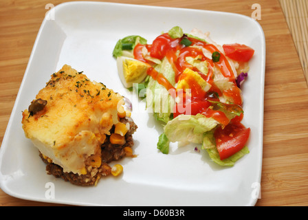 De délicieux repas sains et salade appétissante Sheperd's pie Banque D'Images