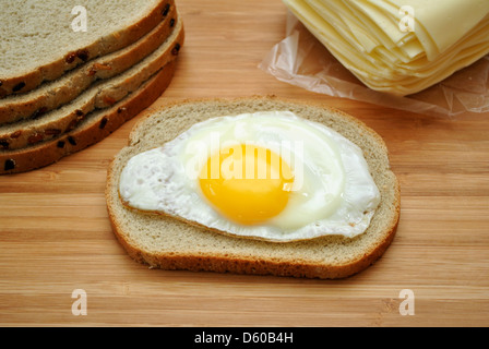 La préparation d'un sandwich avec du fromage Oeufs Banque D'Images