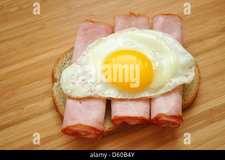 Délicieux sandwich au jambon et des oeufs Banque D'Images