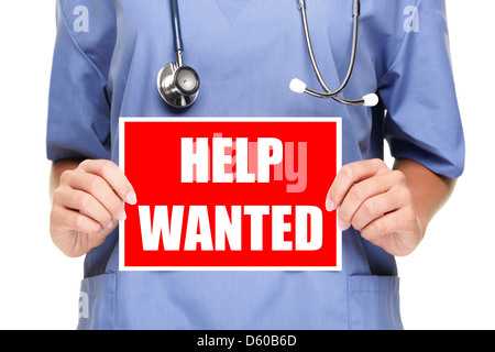 Section intermédiaire de médecin ou infirmière montrant help wanted sign isolé sur fond blanc Banque D'Images