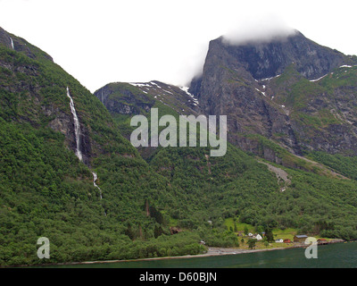 Une cascade plongeant dans l'Naerfjorden,Norvège Banque D'Images