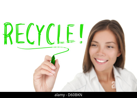 Asian Caucasian businesswoman écrit recycle avec marqueur vert isolé sur fond blanc Banque D'Images