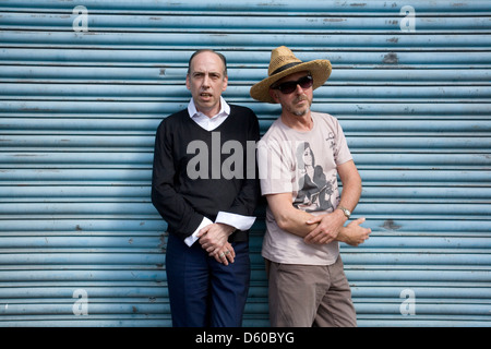 Le carbone/Silicium, English duo musical composé de Mick Jones et Tony James photographié à Acton, Londres, Angleterre, Royaume-Uni Banque D'Images