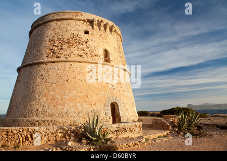 Torre d'en Rovira watchtower en Punta de sa Torre cape, Ibiza, Illes Balears, Espagne Banque D'Images