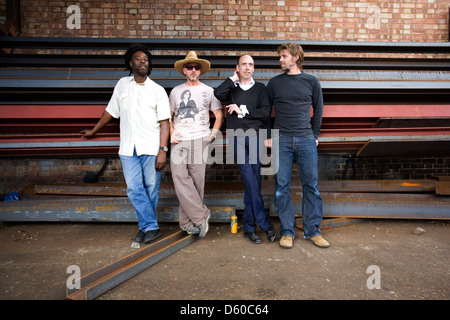 Groupe anglais silicium Carbone dans leur studio de répétition, North Acton, Londres, Angleterre, Royaume-Uni. Banque D'Images