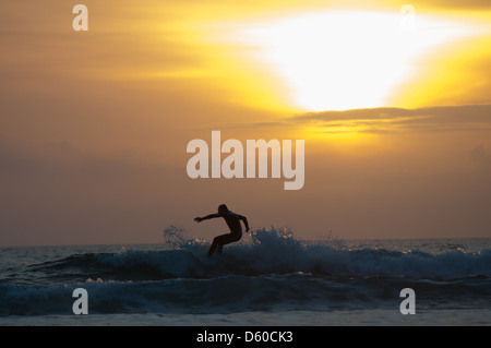 La plage de fistral Newquay Cornwall vague surfeur Banque D'Images