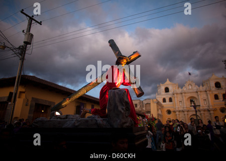 Une image de Jésus portant la croix passe l'église de La Merced à Pâques Semaine Sainte à Antigua Guatemala Banque D'Images