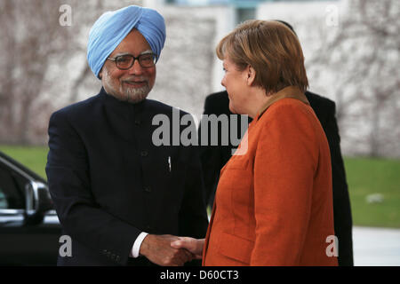 Allemagne, Berlin, 10 avril 2013. La chancelière allemande Angela Merkel se félicite de Manmohan Singh, Premier Ministre indien, pour un dîner en l'honneur de le Premier Ministre indien Manmohan Singh à la chancellerie à Berlin. Le deuxième gouvernement candidats consultations aient lieu dans les prochains jours à Berlin. Banque D'Images