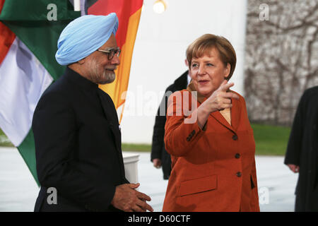 Allemagne, Berlin, 10 avril 2013. La chancelière allemande Angela Merkel se félicite de Manmohan Singh, Premier Ministre indien, pour un dîner en l'honneur de le Premier Ministre indien Manmohan Singh à la chancellerie à Berlin. Le deuxième gouvernement candidats consultations aient lieu dans les prochains jours à Berlin. Banque D'Images