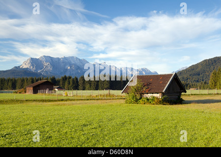Huttes de bois sur les prairies alpines, Allemagne Banque D'Images