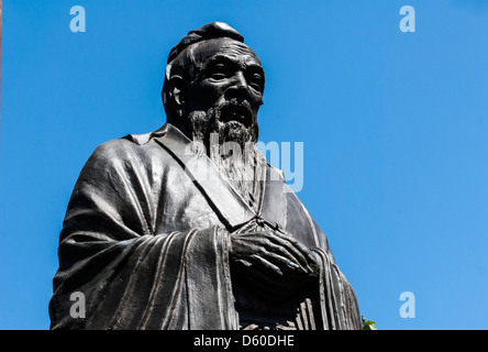 Statue de Confucius, Confucius Plaza, Chinatown, Manhattan, New York City, New York, USA - image prise à partir de la masse du public Banque D'Images