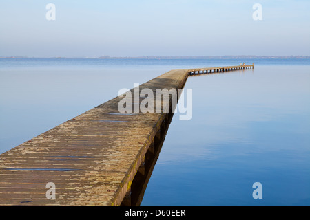 Longue jetée en bois sur grand lac Banque D'Images